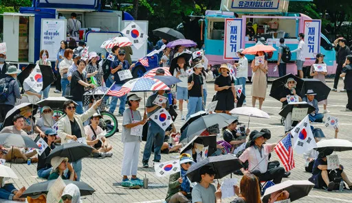 성조기 출현… 집회자 간 충돌도

6·3 지방선거 투표용지 부족사태 항의 시위가 닷새째 이어진 9일 시민들이 서울 송파구 올림픽공원 핸드볼경기장