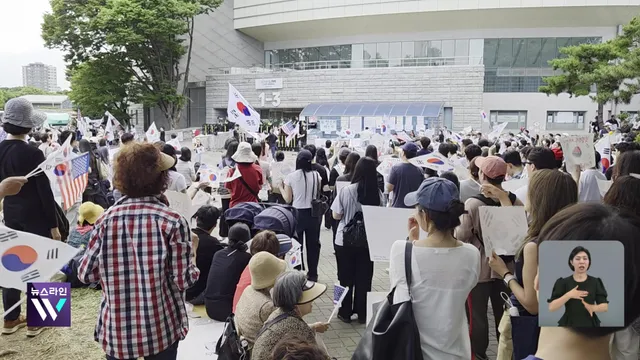 ‘투표용지 부족’ 항의 집회 닷새째…올림픽공원 입주사도 발묶여

[앵커] 서울 잠실 개표소 집회는 오늘도 이어졌습니다. 낮에는 참가 인원이 줄었