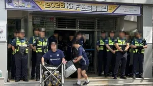 유소년 여성 선수에 “양말 벗어”…소지품 검사하는 일부 시위대에 경...

[헤럴드경제=채상우 기자] 6·3 지방선거 투표용지 부족사태 관련 잠