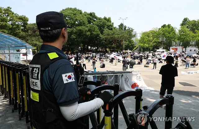 잠실개표소 시위 와중에…서울 송파경찰서장 사의(종합)

(서울=연합뉴스) 이의진 기자 = 서울 송파경찰서장이 6·3 지방선거 투표용지 부족 사태