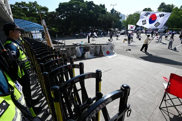 [속보]잠실 시위 중인데…송파경찰서장 사의 “지병 악화”

6·3 지방선거 투표용지 부족 사태로 서울 송파구 올림픽공원에서 재선거를 요구하는 시