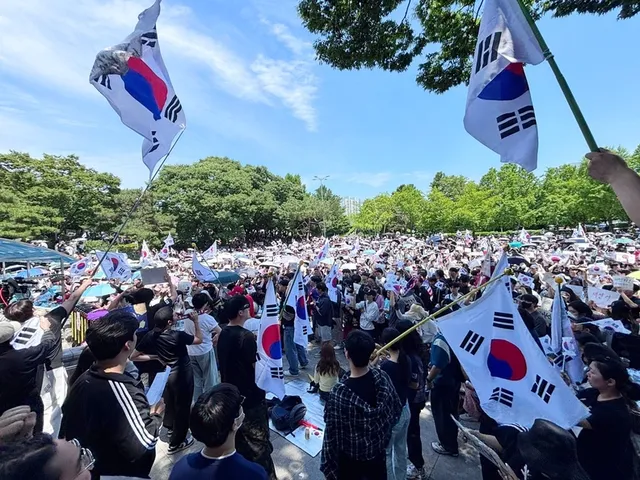 [현장] ‘시위대’ 아닌 ‘유권자 시민’이 외치는 올림픽공원 “재선거...

인싸잇=이서호 기자 ｜ 6·3 지방선거에서 일어난 투표용지 부족 사