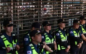 잠실 개표소 시위 계속되는데…송파경찰청장 사의 표명

6·3 지방선거 투표용지 부족 사태를 둘러싼 시위가 이어지는 가운데 오상택 서울 송파경찰서