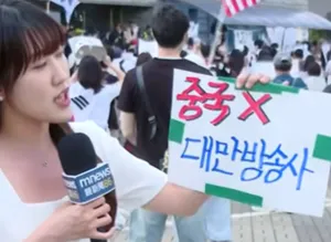 ‘중국 아님’ 커다랗게 붙이고 잠실 시위대 취재한 대만 언론

6·3 지방선거 투표용지 부족 사태를 규탄하며 재선거를 요구하는 ‘잠실 개표소 봉