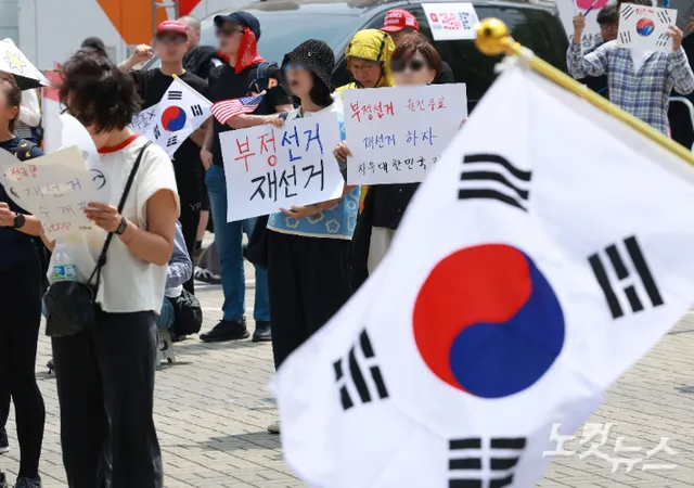 서울 송파경찰서장, 사의 표명…'잠실 개표소 집회' 진행 중

서울 송파구 올림픽공원 핸드볼경기장에서 투표용지 부족 사태 규탄 집회가 진행되는 