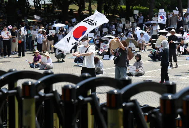“사무실 좀 들어가자”… 업무 마비된 대한체육회, ‘몸수색’ 요구한...

6·3 지방선거 투표용지 부족 사태에 불만을 품은 시민들이 개표소로 