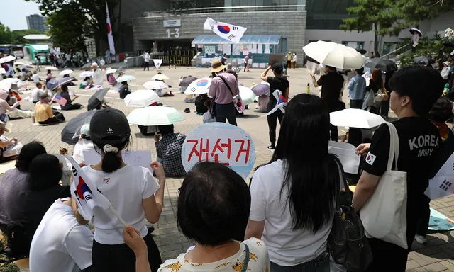 “부정선거론 역풍 불라”… 말 아끼는 與 [투표용지 부족 사태 후폭풍...

‘잠실 개표소 봉쇄 시위’가 닷새째 이어지는 가운데 더불어민주당이 
