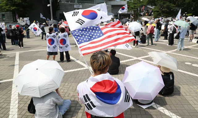2030 줄자 ‘부정선거’ 구호 확산… “中 공안이냐” 경찰 봉변도

6·3 지방선거 투표용지 부족 사태로 촉발된 서울 송파구 올림픽공원 개표소