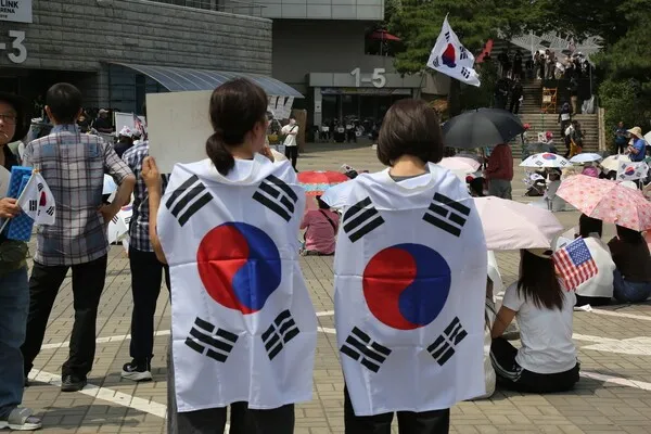 [현장 르포] "나는 왜 태극기를 둘러맸나"…잠실 개표소 앞 닷새째 이어...

9일 오후 서울 송파구 잠실 올림픽공원 핸드볼경기장 일대. 제9