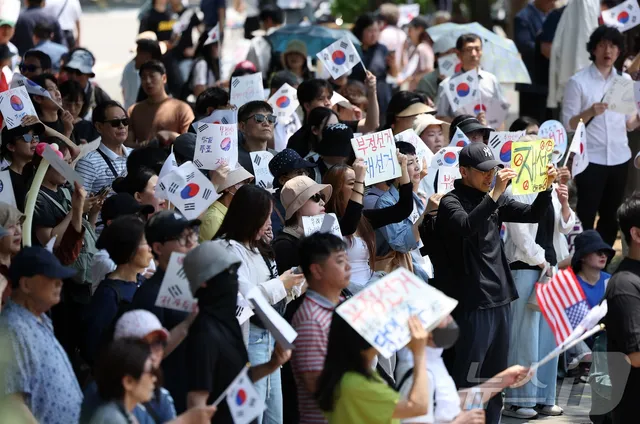 '잠실 개표소' 시위 닷새째 …퇴근 시간 이후 인파 불어나(종합)

오전 줄었던 인파 상승세…퇴근 시간 지나자 혼잡 양상 "부정선거 재선거" "