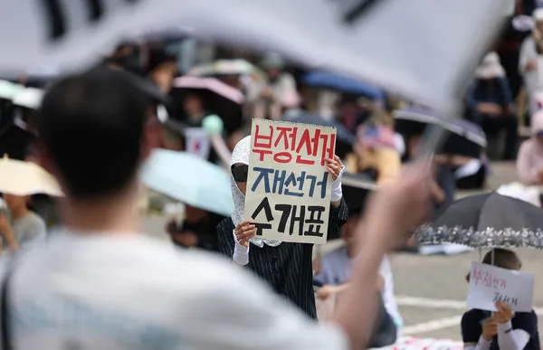 [이슈추적] 50% 인쇄 물량 축소가 부른 참사 ‘투표용지 부족’

6·3 지방선거 투표용지 부족 사태와 관련, 추가로 투표용지가 투입됐던 투표