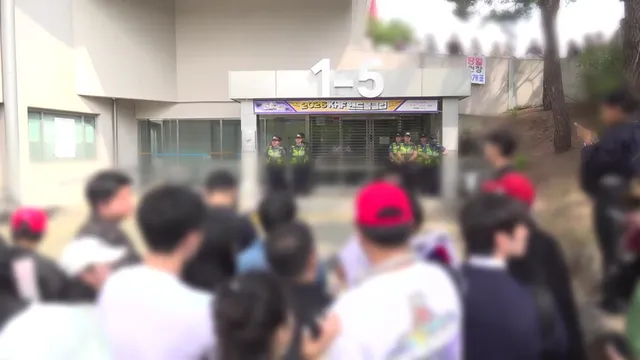 시민 검문하는 '잠실 개표소 시위대'...경찰 "불법 행위 엄정 조치"

개표소 봉쇄 시위가 계속되는 가운데,