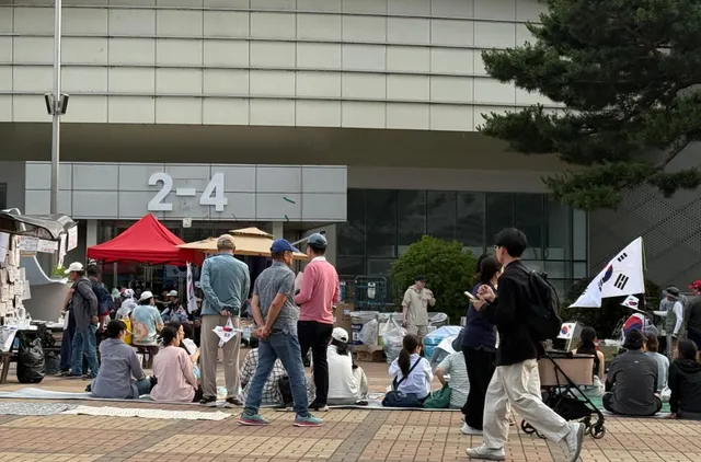 '업무 마비' 체육단체 경기장 진입 실패… '국대' 월급도 못 준다

(선관위 용지 부족 사태) 서울 올림픽공원 핸드볼경기장 개표소가 지방선거 