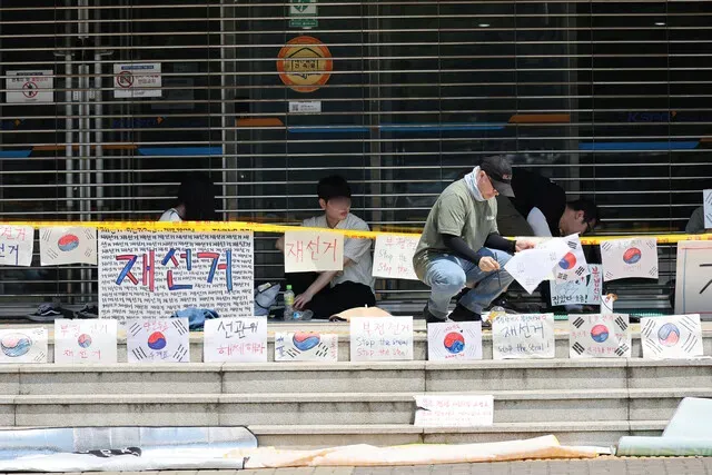 ‘개표소 봉쇄’ 시위 닷새째…수당도 줘야 하는데, 체육단체들 ‘업무...

6·3 지방선거 투표용지 부족 사태에 항의하며 시작된 ‘개표소 봉쇄’