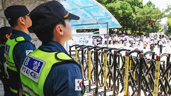 '잠실시위' 경찰 공권력 짓밟히는데…경찰지휘부 "지원 강구" 늑장 대처

그런가 하면 시민의 안전을 지켜야 할 경찰은 무력합니다. 일부 참가자에