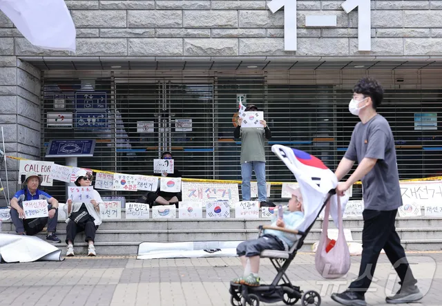 법원, 잠실 7동 투표용지 보관상자 등 증거보전 인용…10일 현장검증(종...

김정철 개혁신당 최고위원 신청…법원 "신청인 자격 있어" 선관위