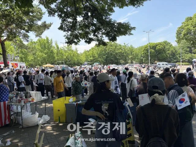 [르포] "시위대 아니라 유권자"…참정권 외치던 개표소 앞 커진 '부정선...

"빵도 있어요. 빵 드세요."9일 오전 서울 송파구 올림픽공원 