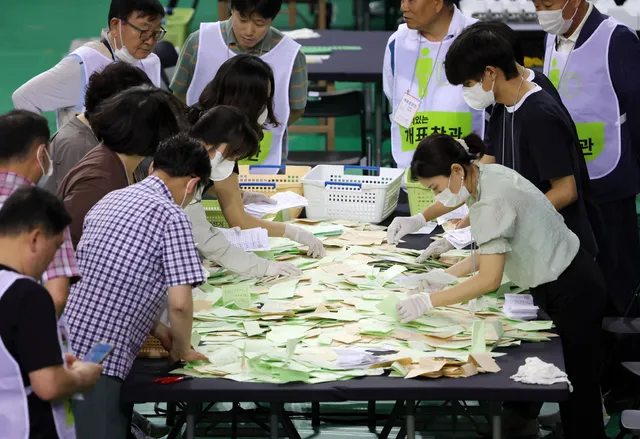 법원, ‘인쇄매수 1900매’ 잠실 투표용지 보관상자 등 증거 보전 명령

법원이 6·3 지방선거 투표용지 부족 사태 관련 일부 투표용지 보관상