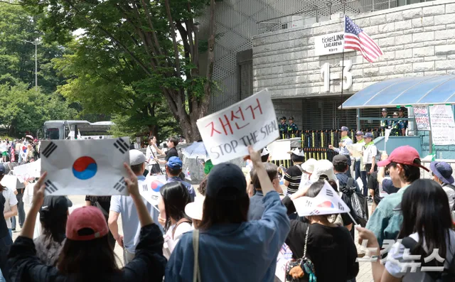 "소지품 검사는 막아줘야"…잠실 집회 대응에 경찰 내부 비판

서울 송파구 잠실 개표소 봉쇄 집회에서 시위대가 여자 핸드볼 주니어팀 국가대표 선