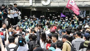 법원, 잠실 투표소 보관상자 등 증거보전 명령…검경은 합수본 구성

법원이 닷새 째 봉쇄 시위가 이어지고 있는 잠실 투표소 내 투표용지 보관상자