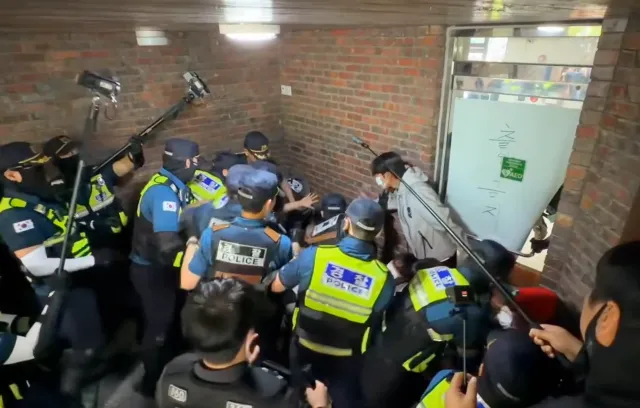 [단독] "경찰이 폭행" 여론몰이 영상, 원본 보니 "경찰관을 때렸다니까...

지난 5일 서울 송파구 잠실7동 제2 투표소에 모여든 시위대를 