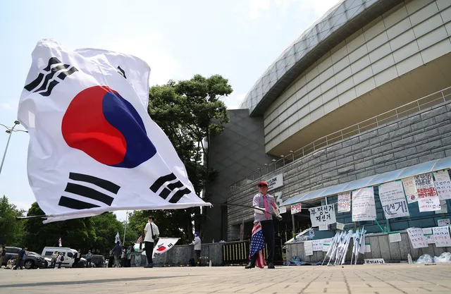 법원, ‘투표지 사태’ 증거보전 명령… 검경 합수본부장에 김태훈 차장...

법원이 서울 잠실 투표용지 보관상자와 투표소를 촬영한 CCTV 등에