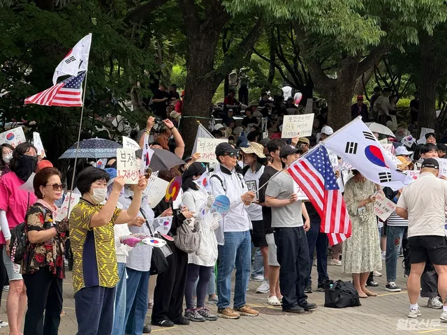 재선거 촉구서 부정선거 공방으로…변화하는 올림픽공원 시위

6·3 지방선거 투표용지 부족 사태에 항의하며 시작된 '선관위 규탄 및 재선거 촉구'