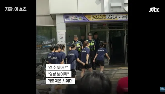 “법치국가맞나?”

6&middot;3 지방선거 투표용지 부족 사태에 반발한 서울 올림픽공원 핸드볼경기장 봉쇄 시위가 9일로 닷새째를 맞았다. 
