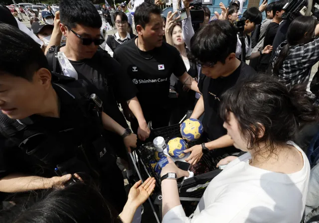 "양말도 벗겨라" 몸수색 당한 핸드볼 선수들…잠실 대신 한체대로

6·3 지방선거 투표용지 부족 사태를 규탄하는 시위대가 핸드볼경기장 개표소를 
