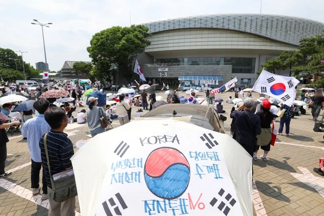 잠실시위대, 시민 가방 수색…경찰 "불법행위"

잠실시위대, 시민 가방 수색…경찰 "불법행위", 김소연 기자, 사회