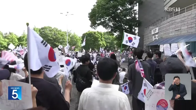 잠실 개표소 봉쇄 닷새째…“부정선거·재선거” 요구 이어져

[앵커] 투표지 부족 사태에 대한 시민들의 항의는 오늘도 계속되고 있습니다. 이들은 