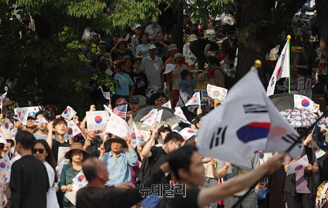 [영상] 닷새째 맞은 잠실개표소 "부정선거 재선거, 당일투표 수개표"

6&middot;3 지방선거 당시 잠실7동 제2투표소에서 발생한 투표용지