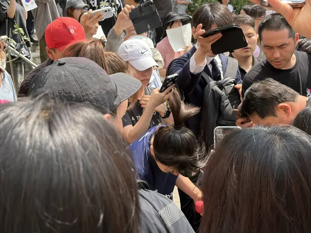 "투표함 숨겼나"…유소년 선수들 가방 뒤진 잠실 시위대

잠실 개표소 봉쇄 시위가 장기화되는 가운데, 경찰은 시민들의 소지품을 검사하거나 길을 