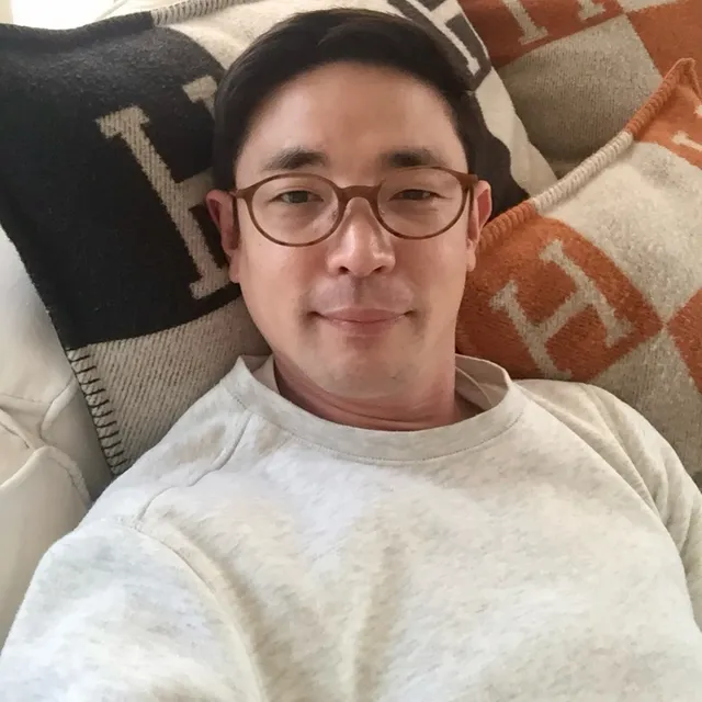 "우밍아웃" '잼' 출신 황현민, 잠실에 햄버거 쐈다가…"욕 빗발"

1세대 혼성그룹 잼(ZAM) 출신 외식 사업가 황현민(53)이 6·3 지방