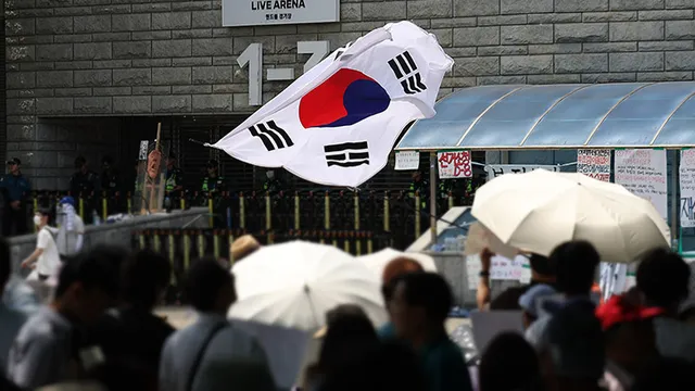 잠실시위대 시민 소지품 수색에…경찰 "불법 행위 엄정조치"

잠실시위대 시민 소지품 수색에…경찰 "불법 행위 엄정조치"경찰은 9일
