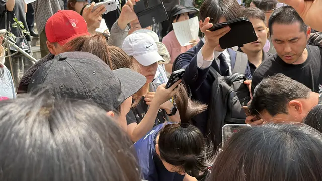 도 넘은 잠실 시위대 소지품 수색…경찰 "불법 행위 엄정 조치"

개표소인 서울 올림픽공원 핸드볼경기장을 둘러싼 일부 시위 참가자들이 전날 훈련