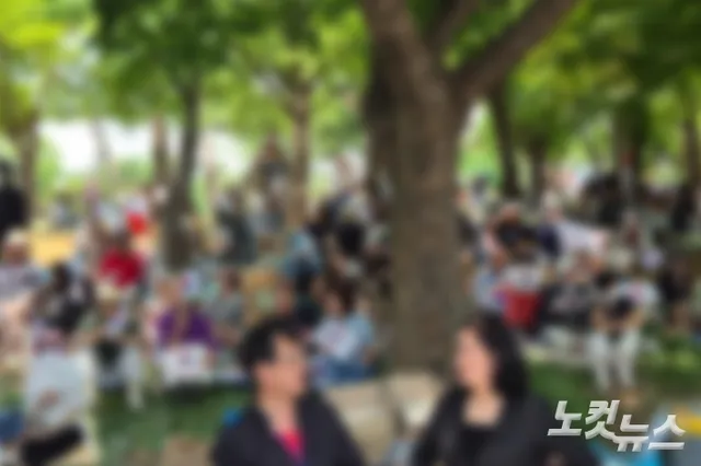 '부정선거론' 장악한 개표소 집회…청년 줄고 중장년층 늘어

9일 투표용지 부족 사태로 촉발된 잠실 개표소 앞 집회에 '부정선거론'이 다시 주요