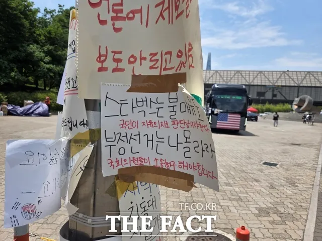"윤석열이 옳았다"…개표소 봉쇄 시위 '부정선거' 득세

잠실 개표소 봉쇄 시위 닷새째당일투표. 수개표 구호 추가시위 극우화 될까 우려 지적도시