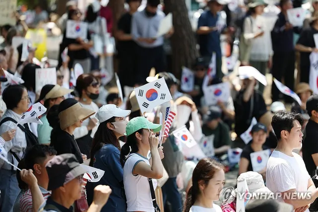 태극기 흔드는 개표소 봉쇄 시위 참가자

(서울=연합뉴스) 김성민 기자 = 6·3 지방선거 투표용지 부족 사태를 규탄하며 재선거를 요구하는 '잠