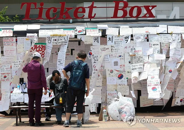 늘어나는 손팻말

(서울=연합뉴스) 김성민 기자 = 6·3 지방선거 투표용지 부족 사태를 규탄하며 재선거를 요구하는 '잠실 개표소 봉쇄 시위'가
