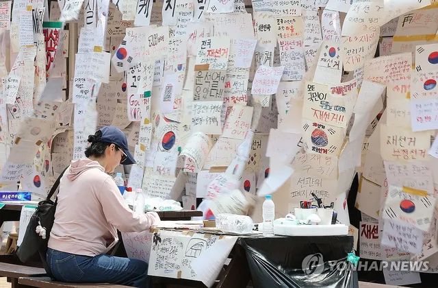늘어나는 손팻말

(서울=연합뉴스) 김성민 기자 = 6·3 지방선거 투표용지 부족 사태를 규탄하며 재선거를 요구하는 '잠실 개표소 봉쇄 시위'가