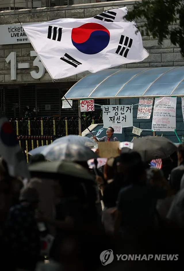 올림픽공원 개표소 봉쇄 시위 지속

(서울=연합뉴스) 김성민 기자 = 6·3 지방선거 투표용지 부족 사태를 규탄하며 재선거를 요구하는 '잠실 개