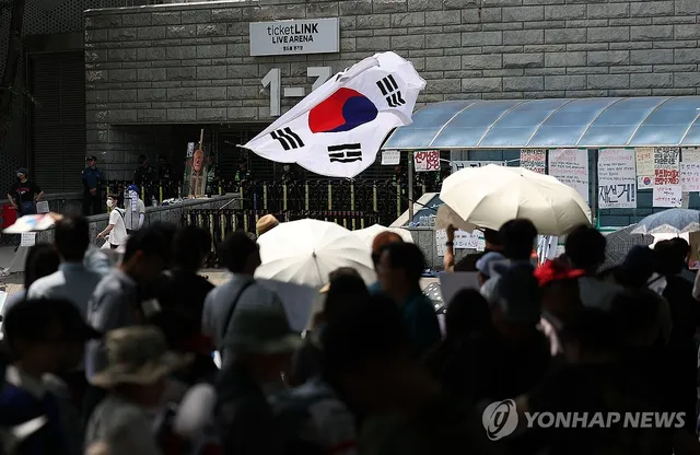 올림픽공원 개표소 봉쇄 시위 지속

(서울=연합뉴스) 김성민 기자 = 6·3 지방선거 투표용지 부족 사태를 규탄하며 재선거를 요구하는 '잠실 개