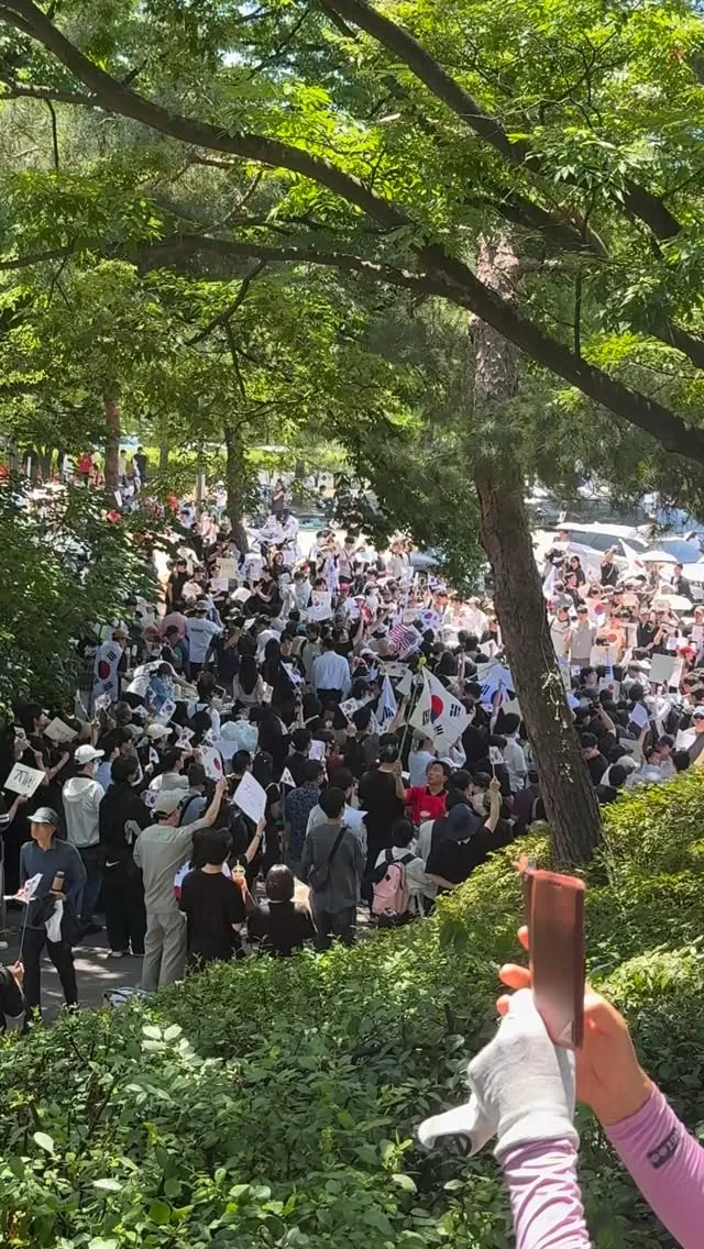저는 온지 5시간 밖에 안됬는데 다들 와주신분들 대단하지만 오셔서 음식 나눠주시고 돌아다니시면서 쓰레기 주우시구 양산 나눠주시는 분등 너무 감사