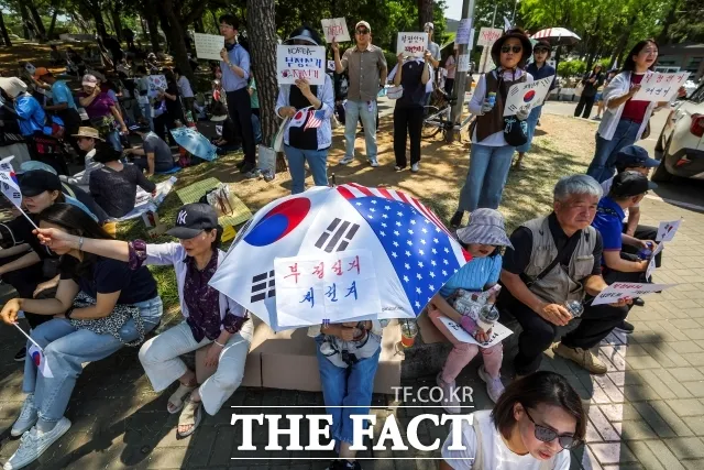 이름 특이하면 중국인?…시위대, 도 넘은 경찰관 '공안 몰이'

100% 중국 공안, 가짜 댓글 수천개일부 경찰관 가족, 법적 대응 예고6·3 