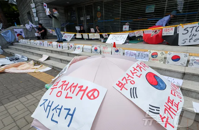 닷새째 이어지는 잠실 투표소 재선거 시위

(서울=뉴스1) 김성진 기자 = 제9회 전국동시지방선거 투표용지 부족 사태에 반발한 시민들이 9일 서