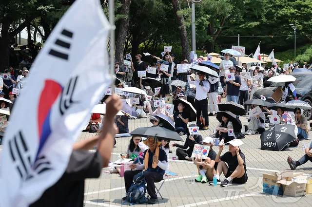 닷새째 이어지는 잠실 투표소 재선거 시위

(서울=뉴스1) 김성진 기자 = 제9회 전국동시지방선거 투표용지 부족 사태에 반발한 시민들이 9일 서