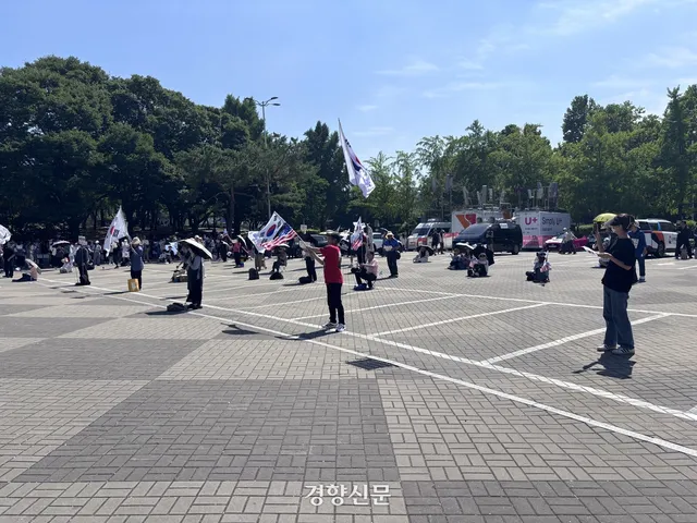 잠실 봉쇄 시위 닷새째···인파 줄고 다시 등장한 ‘윤 어게인’

6·3 지방선거 투표용지 부족 사태로 촉발된 잠실 투·개표소 봉쇄 시위가 닷새