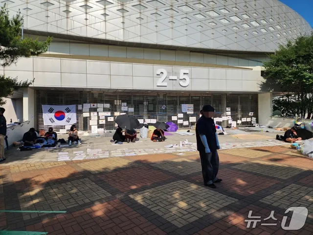 잠실 '개표소 시위' 장기화…의료부스·쉼터 리무진·커피차도 등장

황교안·전한길, 시위자들 찾아 6·3 지방선거 투표용지 부족 사태를 규탄하는 