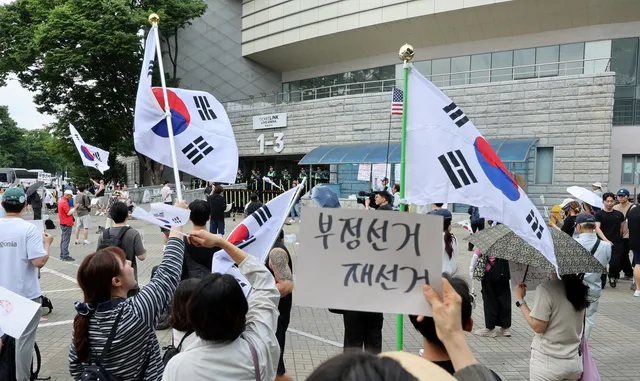 잠실 개표소 봉쇄 닷새째…평일 되자 200명으로 급감

학교·직장 복귀하며 참가자 급감…봉쇄 시위는 닷새째 이어져
